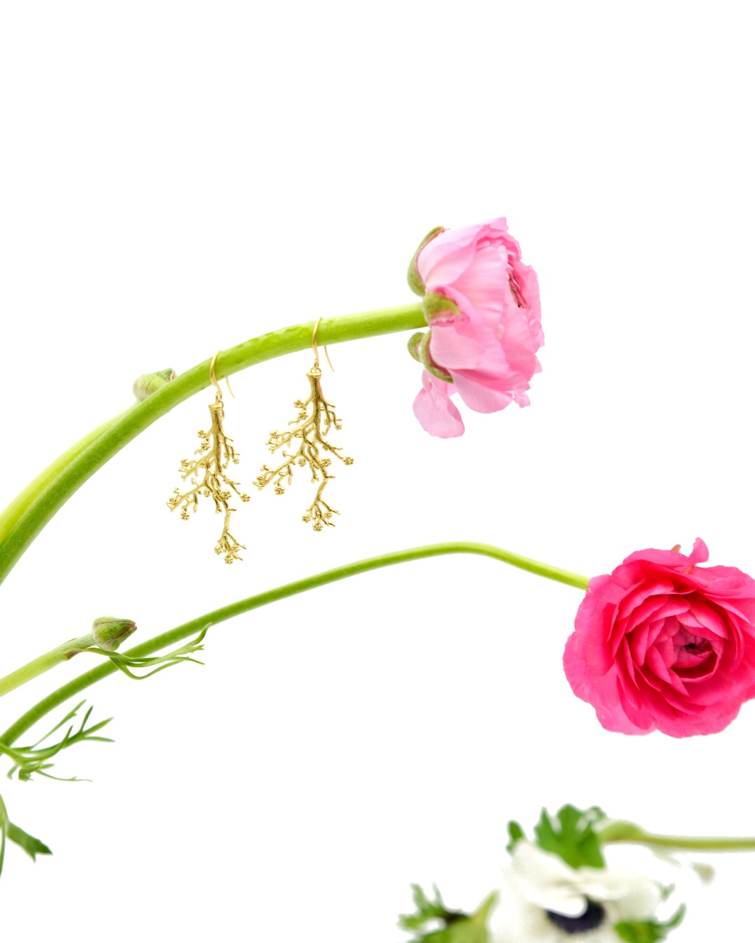 🌸 Inspired by the delicate beauty of cherry blossoms, the Sakura Earrings capture the essence of spring with their intricate design and timeless elegance. 🌸
Stay tuned for more! ✨
DM us for details.
#AmareliaJewelry #PoesiaCollection #SakuraEarrings #goldplated #cherryblossom #NatureJewelry #TimelessElegance #GoldJewelry #JewelryLovers #SpringVibes