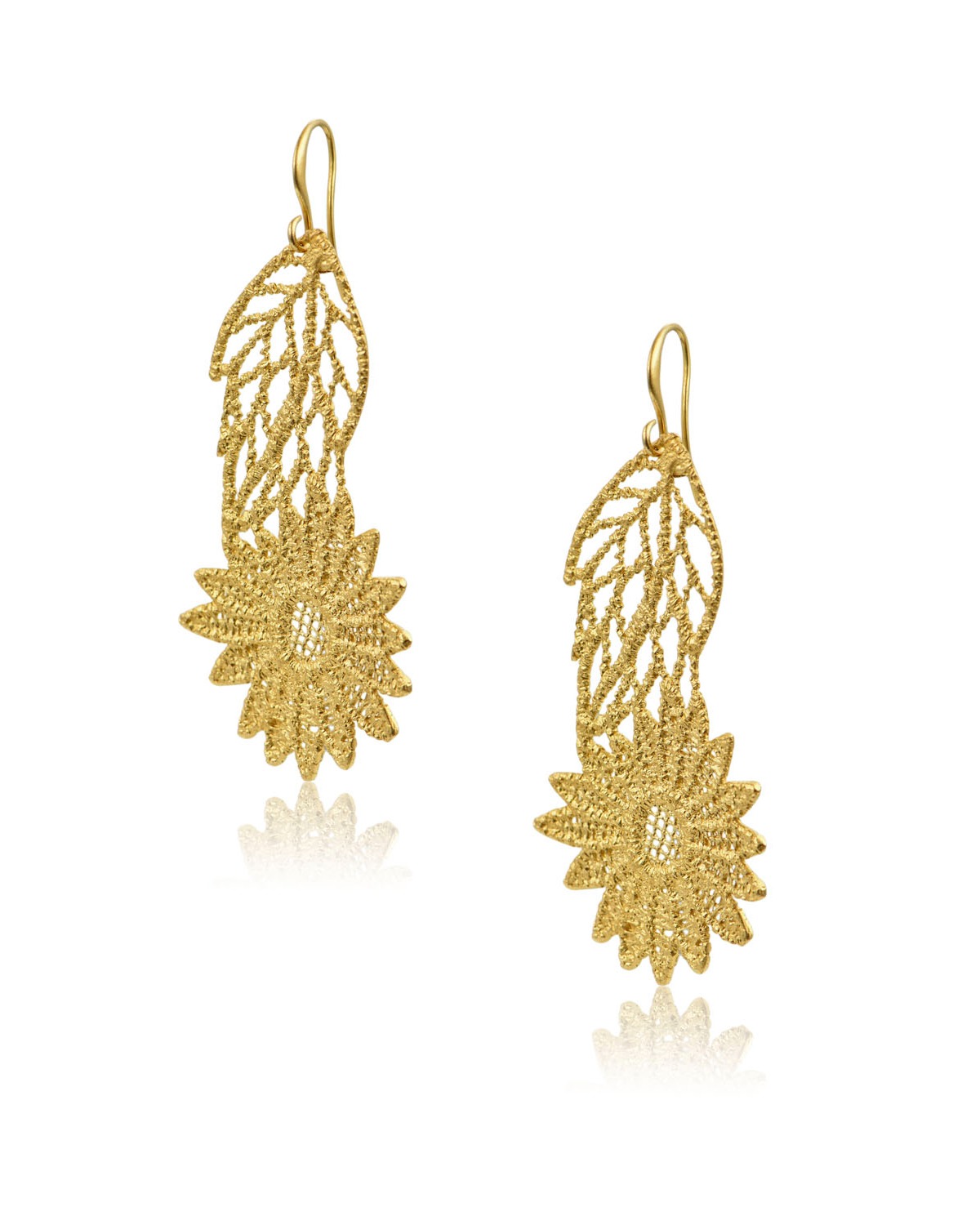 Crafted from real lace and immortalized in 22k gold plated silver through the lost-wax technique, these earrings radiate like sunflower petals kissed by sunlight. Delicate, bold, and timeless.
.
.
.
#AmareliaJewelry #AioniaCollection #LostWaxCasting #GoldEarrings #TimelessDesign #HandcraftedJewelry #handmadejewelry #SunflowerVibes