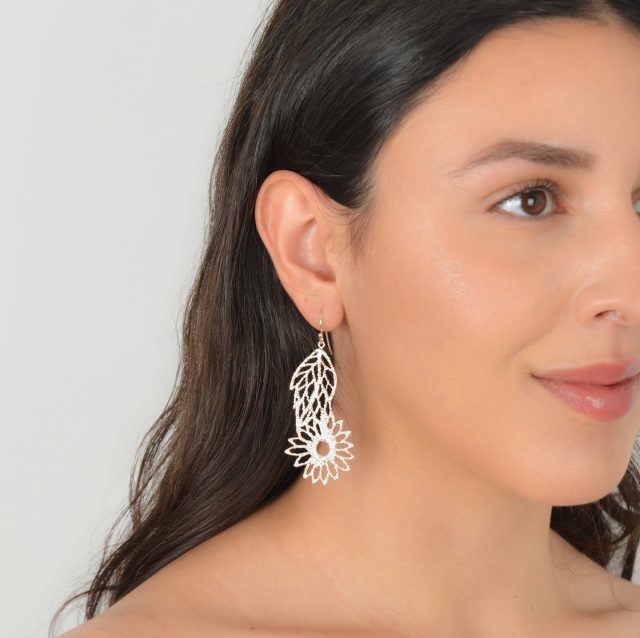 Bold yet airy, the Margarita Open Bloom Earrings unfurl like radiant daisies — symbols of light and renewal 🌼
An openwork heart at their center whispers of grace, with delicate leaves framing the design like poetry in motion 🍃
Find them at our store. Link at bio 🤍
#AmareliaJewelry #AioniaCollection #HandcraftedInGreece #SterlingSilver #LostWaxCasting #FromLaceToSilver #natureinbloom