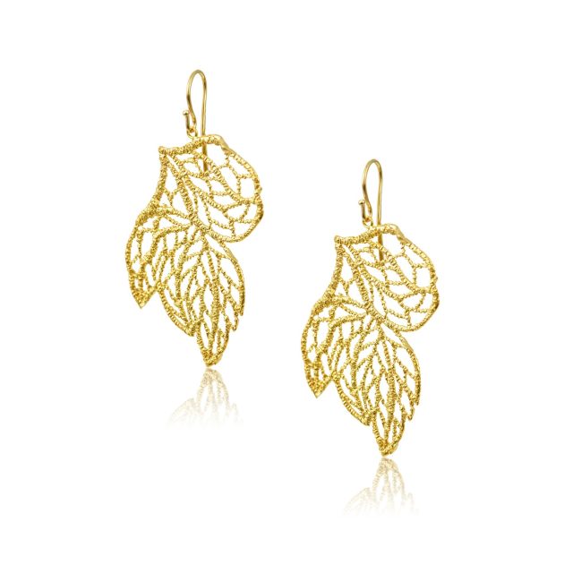The Flevia Earrings draw from lace leaf motifs, each vein and curve preserved through the lost-wax technique.
Plated in 22k gold or left in silver, they echo the poetry of falling leaves, light yet enduring, delicate yet full of life. 🍂✨
#AmareliaJewelry #FleviaEarrings #AioniaCollection #LaceJewelry #GoldPlatedSilver #NatureInMetal #FallElegance