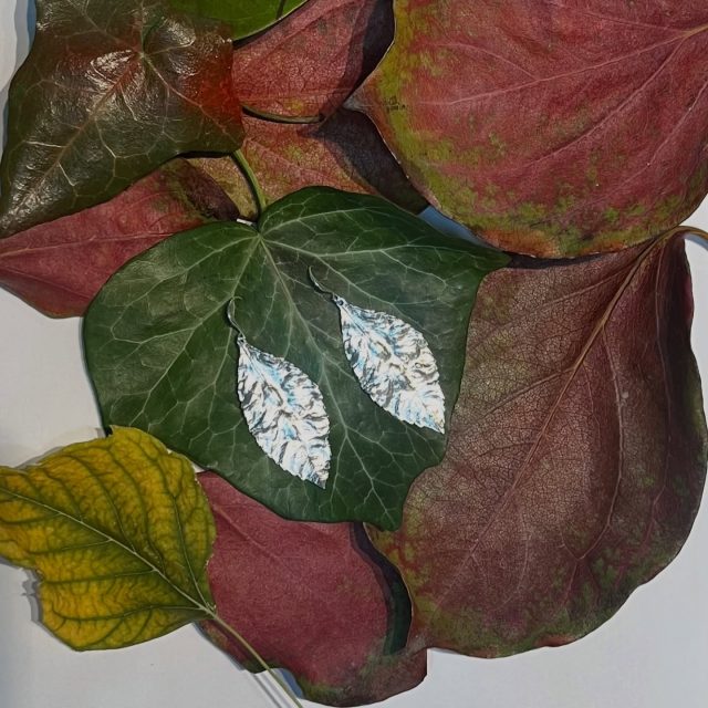 The Laurel Earrings capture the warmth of autumn’s glow as leaves gently fall. A tribute to the season’s quiet grace. 🍂✨
#LaurelEarrings #AmareliaJewelry #falljewelry #autumnjewellery #GoldenLeaves #SilverElegance #HandcraftedJewelry #natureinspiredjewelry #AmareliaStories