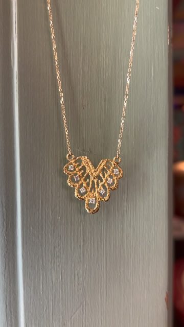 Short preview of our Valenne necklace in solid 14k gold and diamonds. Stay tuned! ⭐️