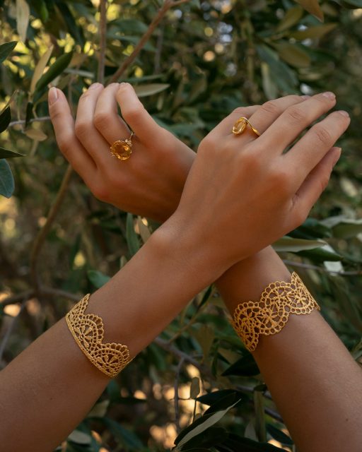 Lace-inspired Aionia cuffs meet the warm glow of citrine and yellow topaz.
Delicate and luminous together. 💛

📷 @veronas_photo