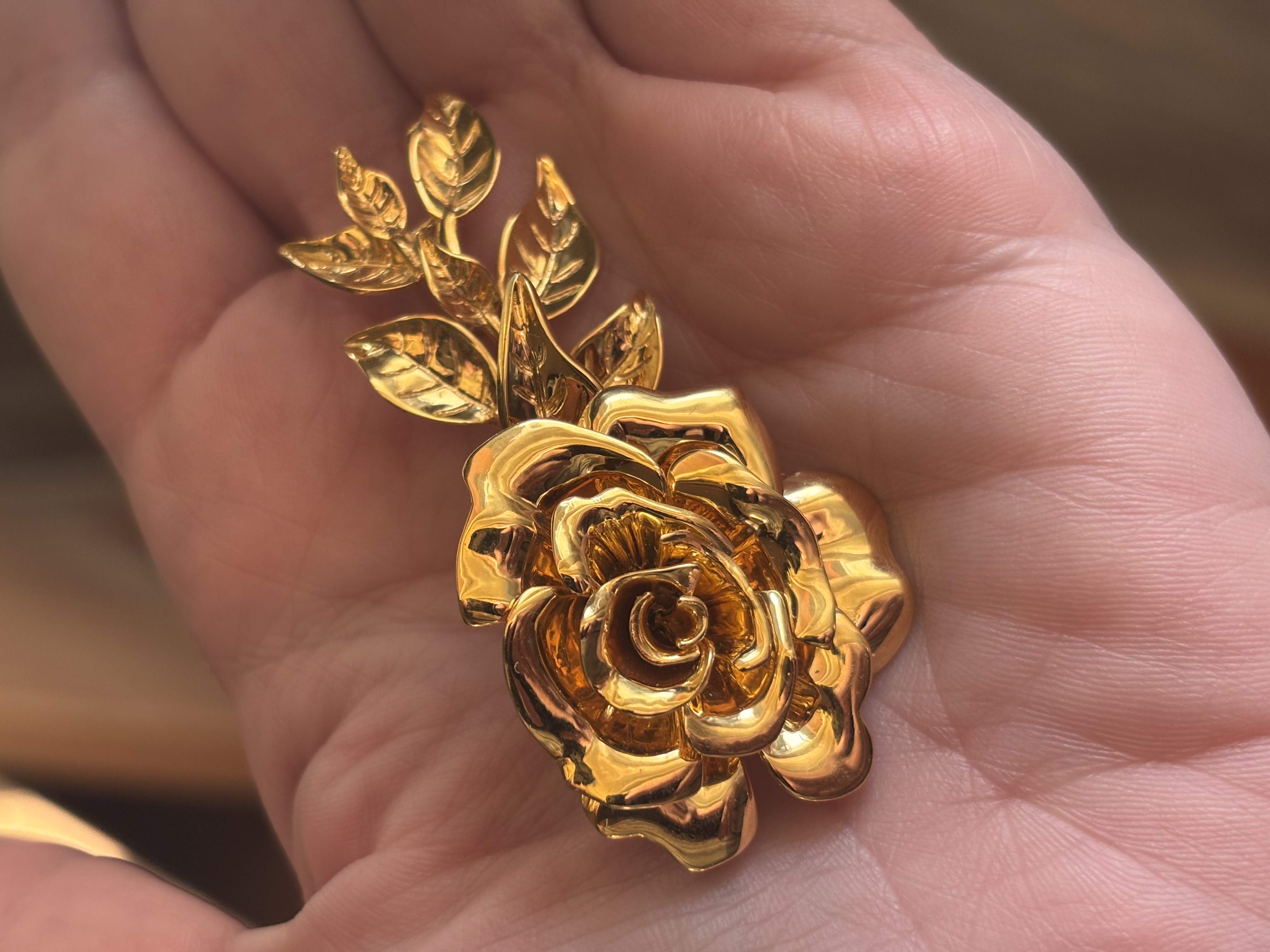 Handcrafted gold bespoke clasp by Amarélia Jewelry